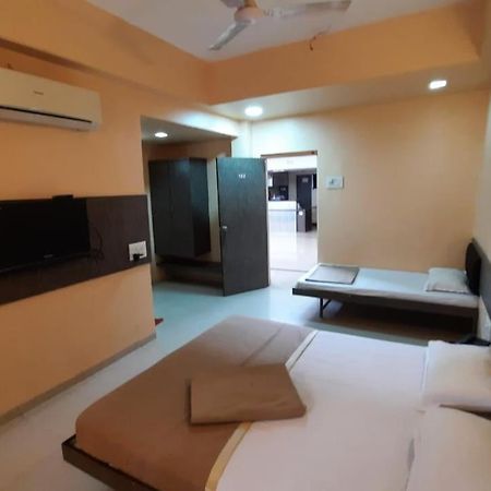 Sugandha Lodge โซลาปูร์ ภายนอก รูปภาพ
