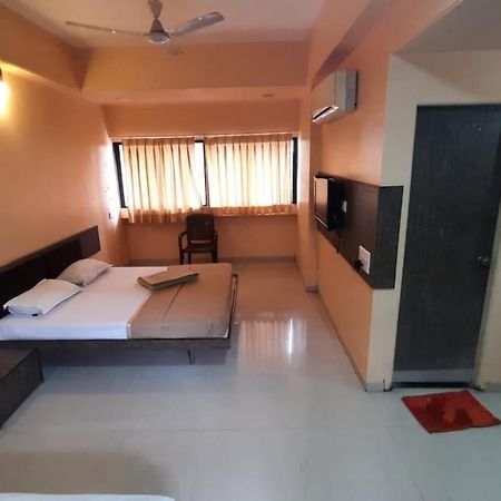 Sugandha Lodge โซลาปูร์ ภายนอก รูปภาพ