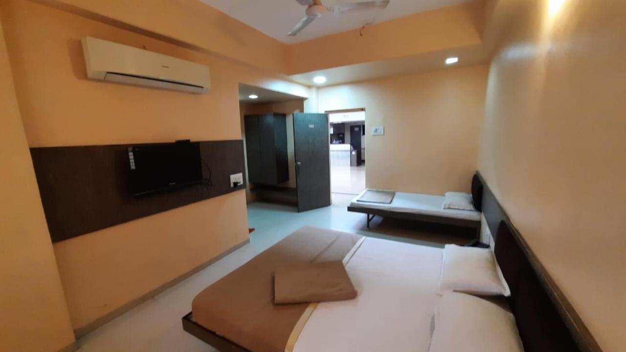 Sugandha Lodge โซลาปูร์ ภายนอก รูปภาพ