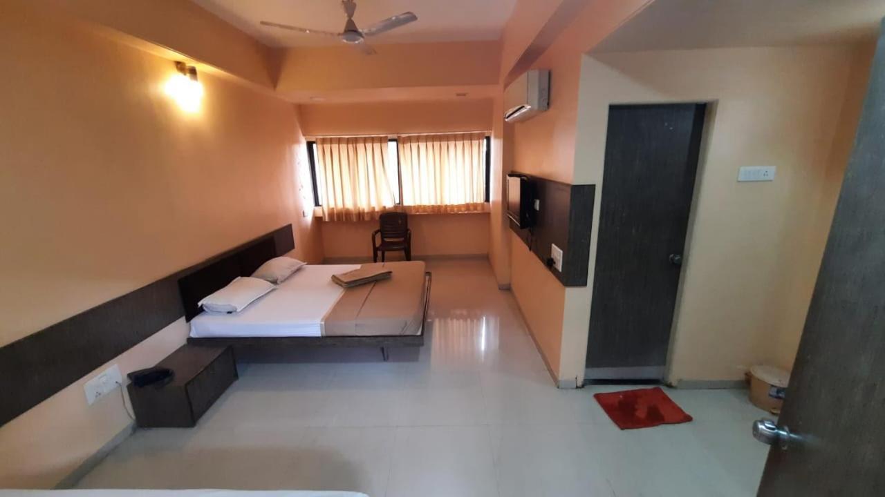 Sugandha Lodge โซลาปูร์ ภายนอก รูปภาพ