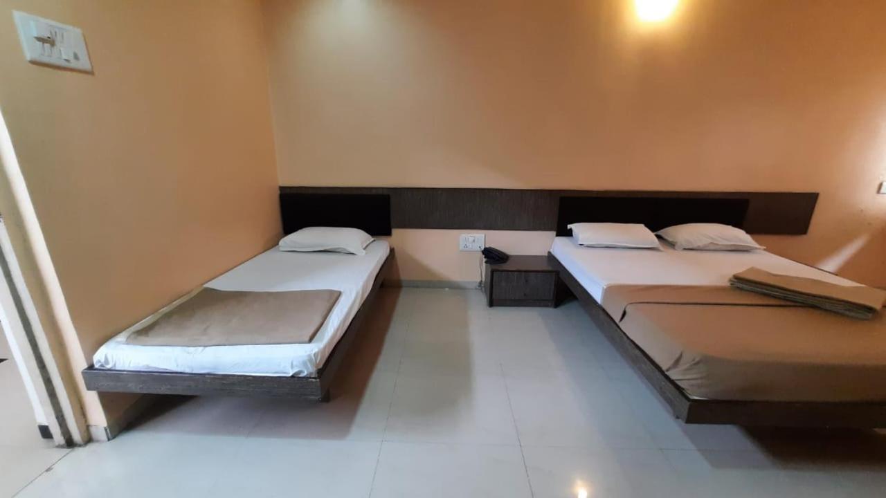 Sugandha Lodge โซลาปูร์ ภายนอก รูปภาพ