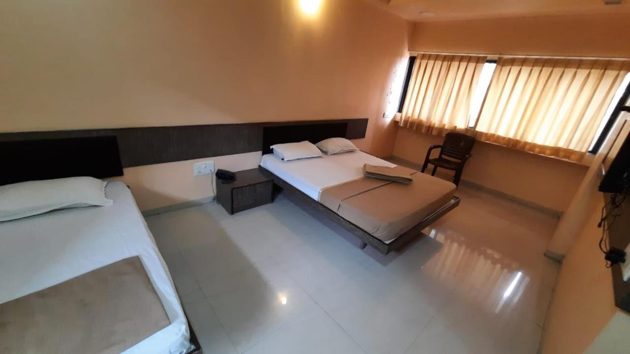 Sugandha Lodge โซลาปูร์ ภายนอก รูปภาพ